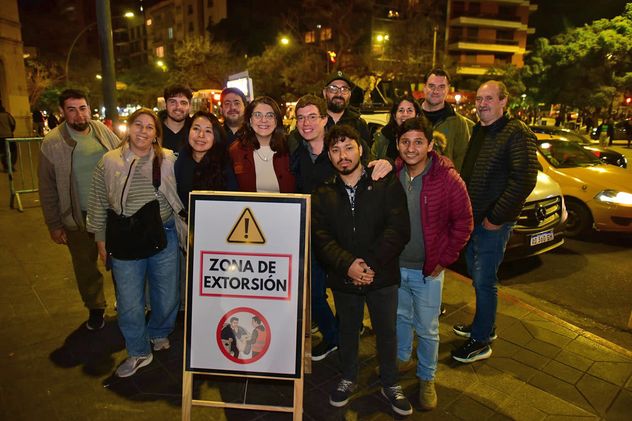 Protesta y junta de firmas en el centro contra el estacionamiento medido SEMM, este viernes. En el centro de la imagen, el legislador Gregorio Hernández Maqueda, ex Coalición Cívica, hoy cercano al oficialismo nacional libertario.
