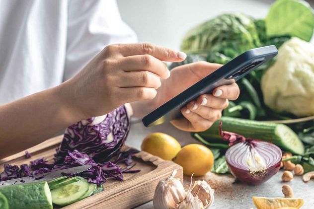 Un sistema de inteligencia artificial que sugiere sustituir uno o tres ingredientes puede hacer que las comidas sean significativamente más nutritivas y menos costosas. 