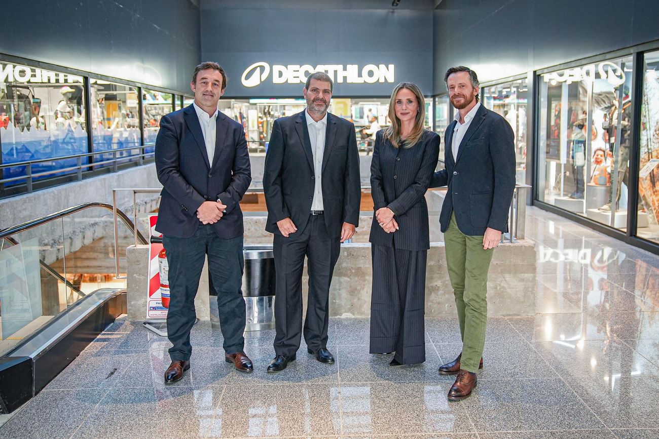 Nuevocentro. “Córdoba es ideal para desarrollarnos por su cultura deportiva y la variedad de su geografía, que habilita la práctica de una gran cantidad de deportes”, destacaron los responsables de Decathlon. En la foto, de izquierda a derecha, Sabine Mulliez (integrante de la familia propietaria) y su esposo, Pedro Aguirre Saravia; socios de Manuel Antelo en el desarrollo de la franquicia de Decathlon en Argentina. Junto a ellos, Gustavo Melhem, gerente regional de Decathlon y Francisco Tedin, líder en Argentina. Todos posan en el ingreso a la tienda cordobesa, en la terraza de Nuevocentro. 