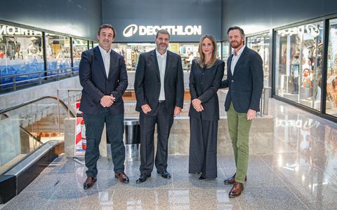 Apertura de Decathlon en Nuevocentro Shopping.  Pedro Aguirre Saravia y Sabine Mulliez (integrante de la familia propietaria), socios de Grupo One, y  Francisco Tedin, líder de Decathlon Argentina y Gustavo Melhem, gerente regional de la cadena. 
