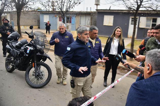Juan Pablo Quinteros, ministro de Seguridad, participa de los rastrillajes para localizar a Agostina Madeleine Vega en barrio Ampliación Ferreyra.