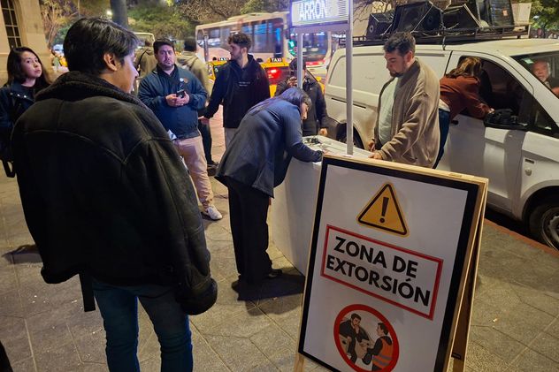 Protesta y junta de firmas en el centro contra el estacionamiento medido SEMM.