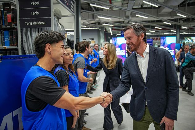 Pedro Aguirre Saravia y Sabine Mulliez saludan al staff de la flamante tienda cordobesa de Decathlon. 