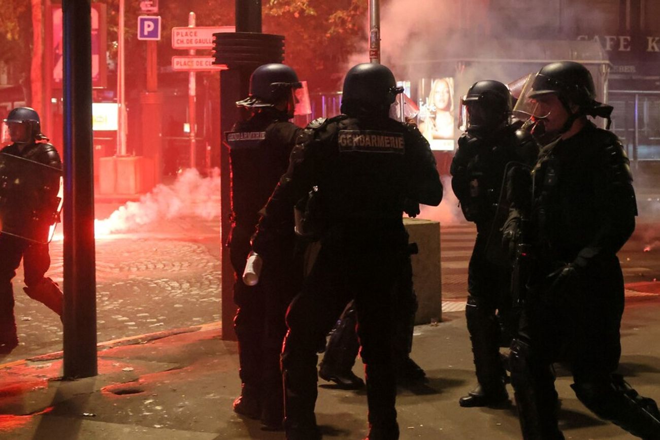 La Policía detuvo a 45 hinchas de PSG.