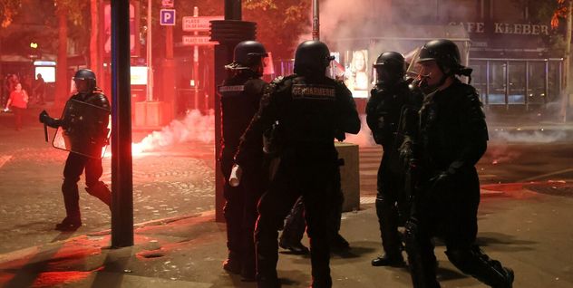 La Policía detuvo a 45 hinchas de PSG.
