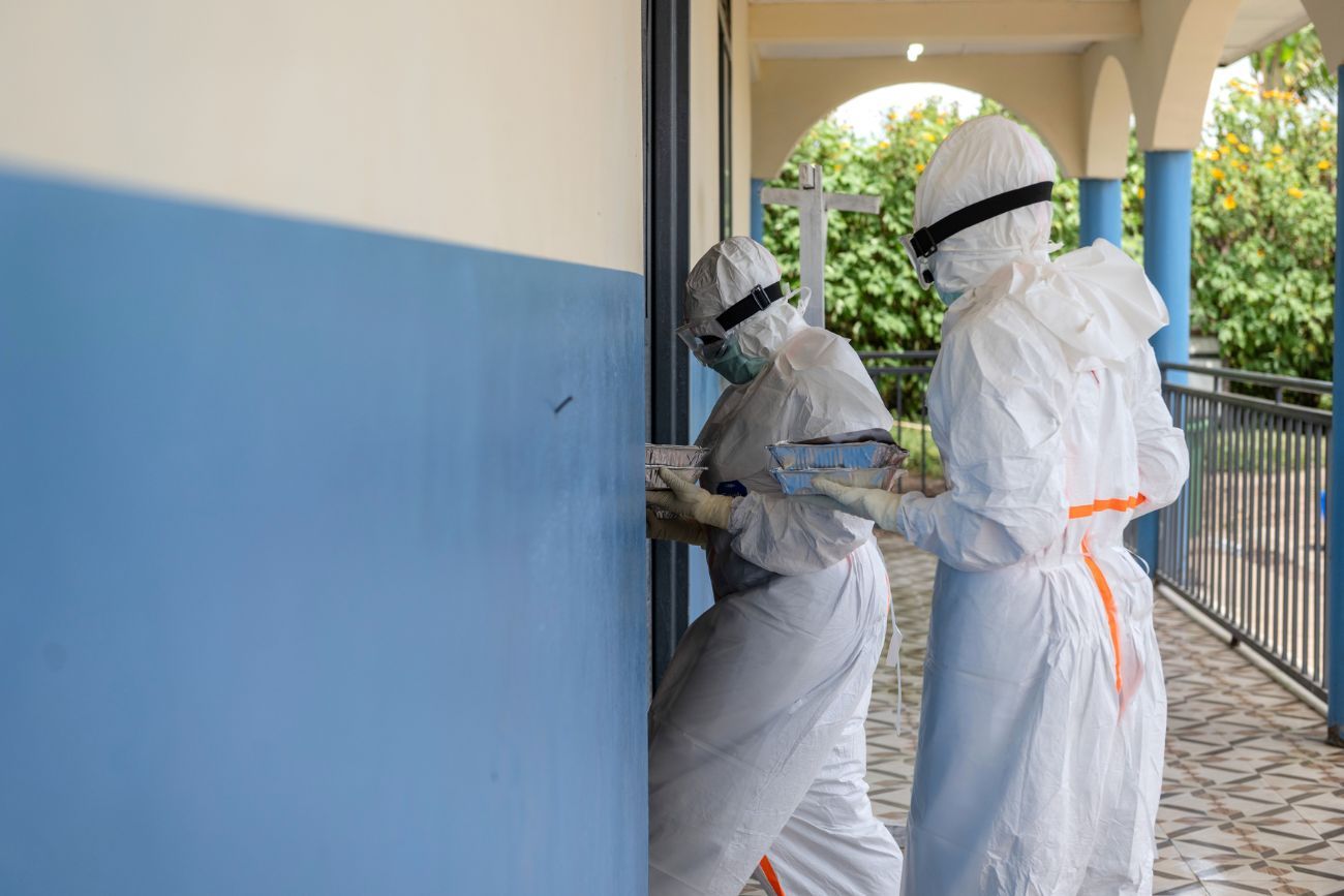 Personal sanitario lleva comida a pacientes con ébola en el centro de tratamiento de Rwampara, Congo, el viernes 29 de mayo de 2026. (Foto AP / Moses Sawasawa)
