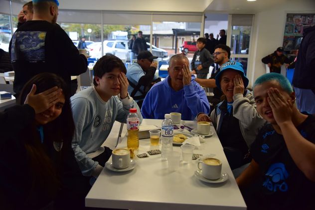 Caravana Celeste hacia Santiago del Estero para alentar al campeón. (José Gabriel Hernández enviado especial)