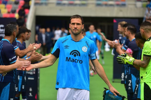 Pasillo del campeón para Belgrano.