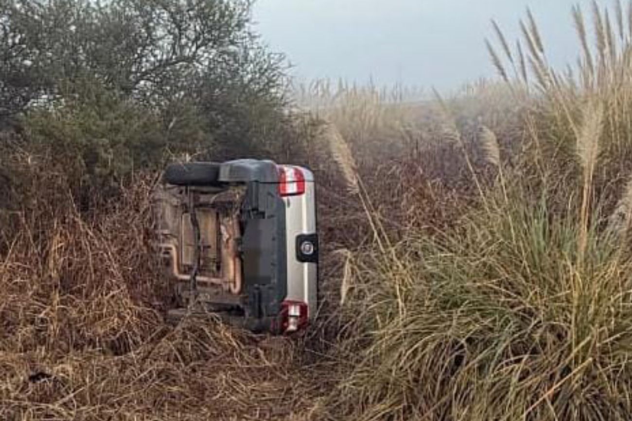 Un automovilista murió al volcar su camioneta en Ucacha.