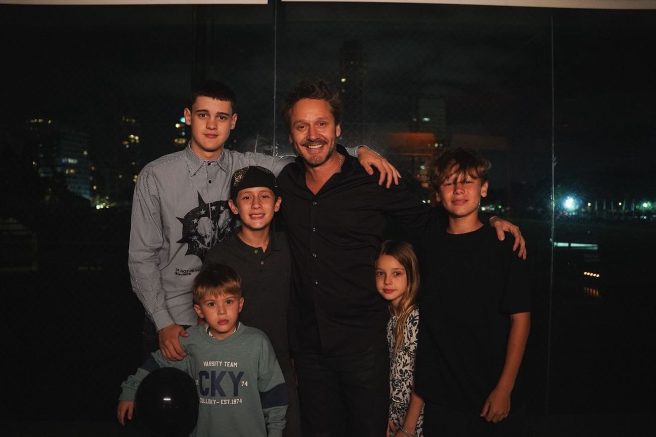 Benjamín Vicuña junto a sus hijos Bautista, Beltrán, Benicio, Magnolia y Amancio.