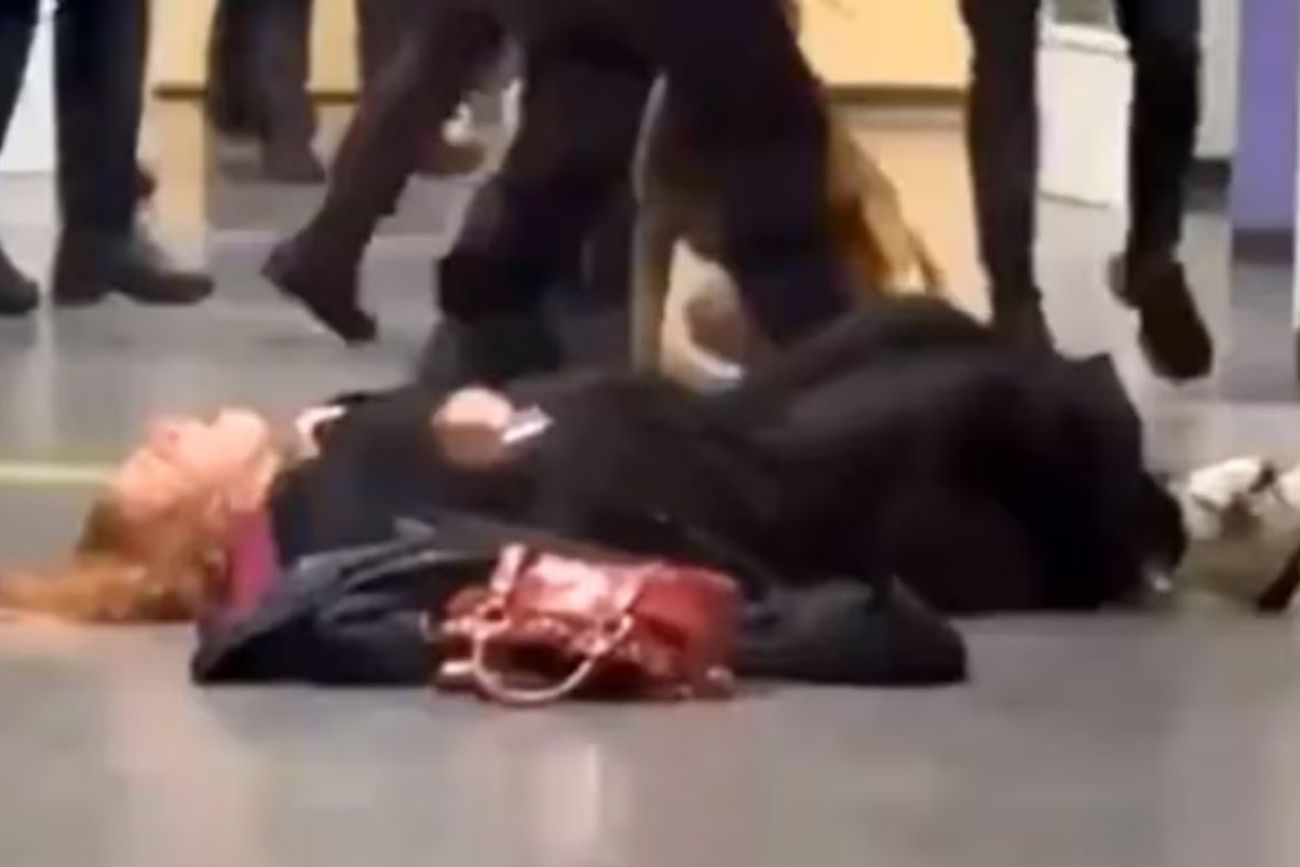 Un policía tiró al piso a una mujer embarazada y se desató una pelea en Países Bajos.