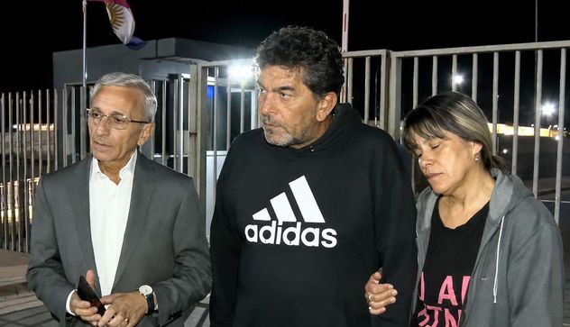Caso Agostina: Carlos Nayi, junto a los abuelos de Agostina, Miguel y Elisabeth. 