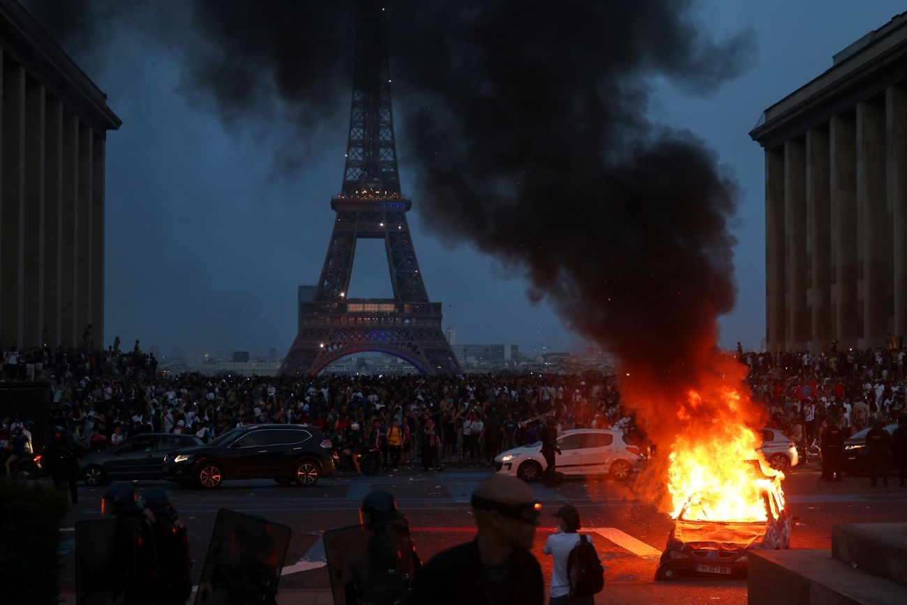 Francia: más de 700 detenidos y 200 heridos tras los festejos por el triunfo del PSG en la Champions. (Foto AP / Thomas Padilla)