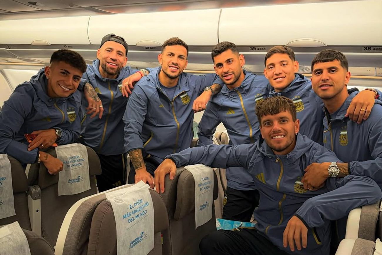 La selección argentina viajó en el vuelo AR1978 de Aerolíneas Argentinas de Buenos Aires a Kansas. (IG Cuti Romero)
