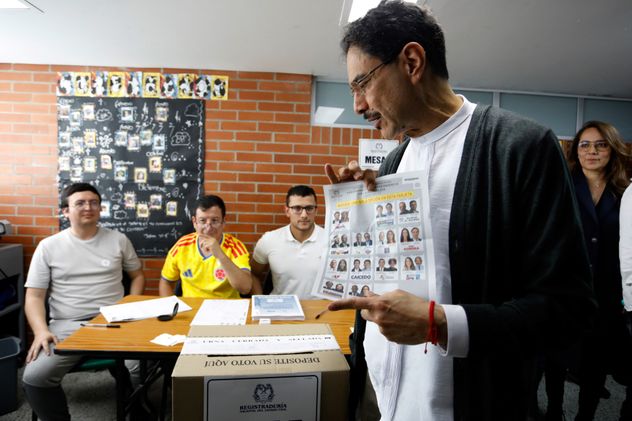 El candidato presidencial Iván Cepeda, de la coalición gobernante Pacto Histórico, muestra su papeleta electoral durante las elecciones presidenciales en Bogotá, Colombia, el domingo 31 de mayo de 2026. (Foto AP/John Vizcaino)