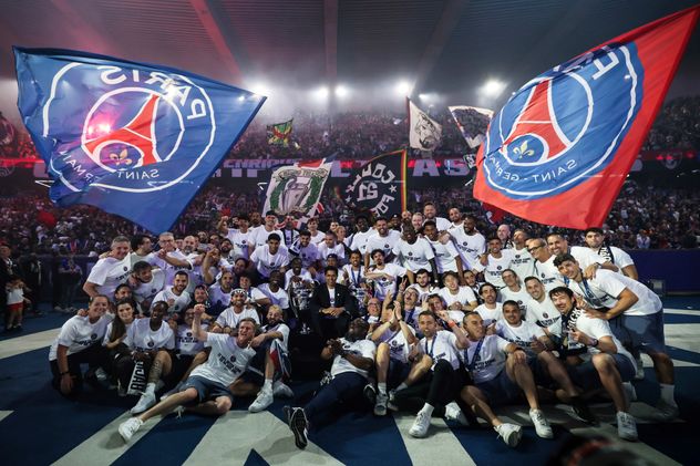 Paris Saint Germain festejó en la capital francesa el título en la Champions League. (AP)