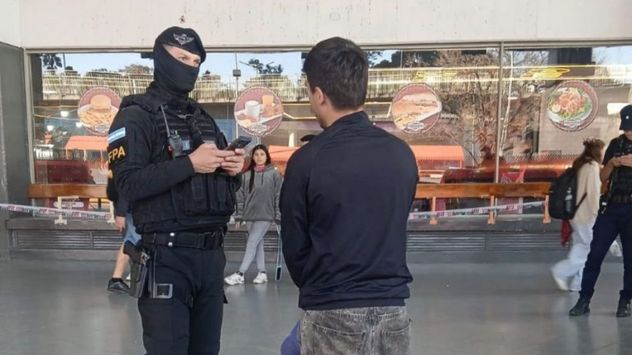 Controles antidrogas en la Terminal de Ómnibus de Córdoba.