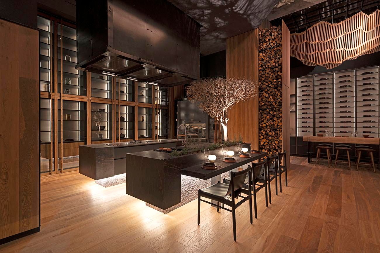 Herrajes que desaparecen, eletrodomésticos que se integran a los muebles y tonos oscuros: así es la cocina de vanguardia (Espacio 5, Cocina Gourmet, Casa FOA Córdoba)