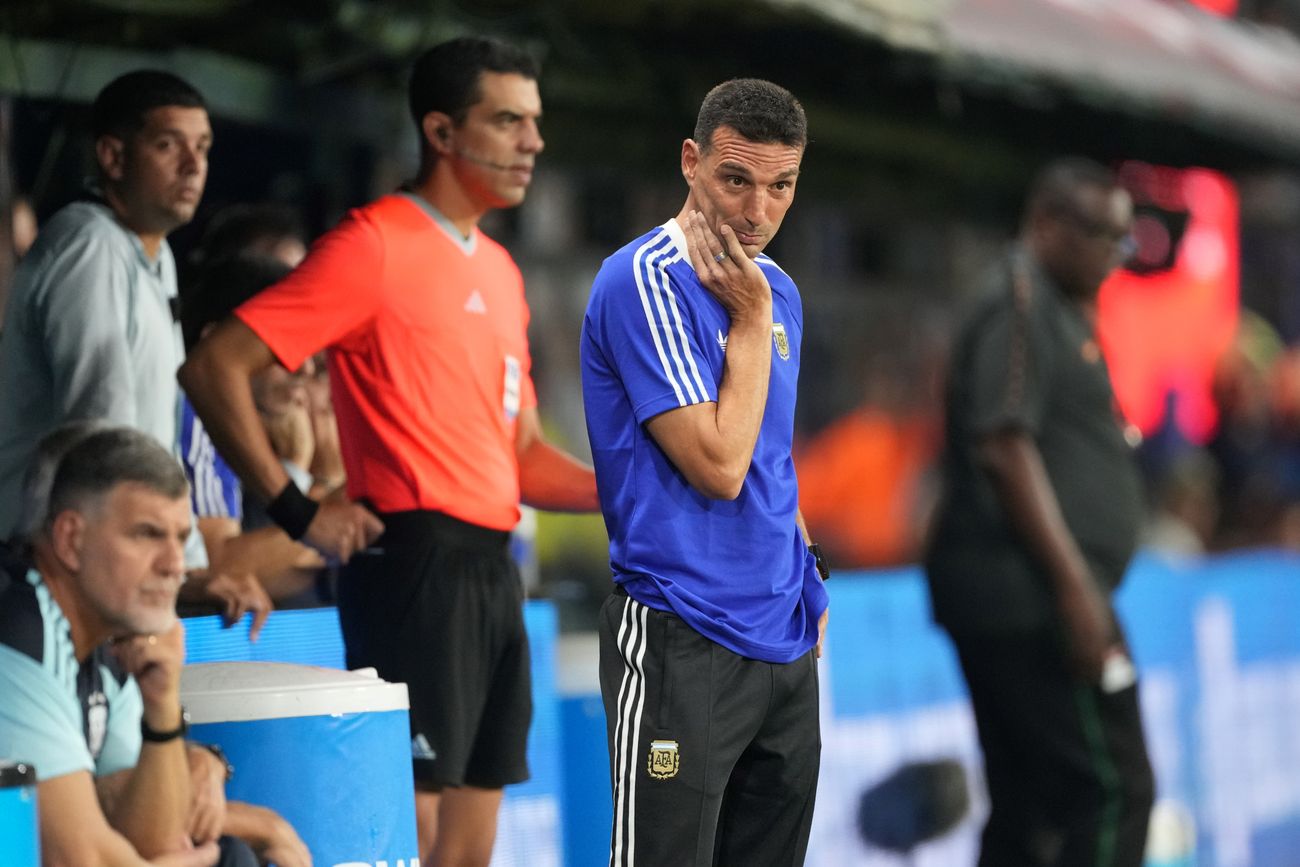 Scaloni, DT de Argentina, siguiendo de cerca lo que pasa con los rivales de la selección. 