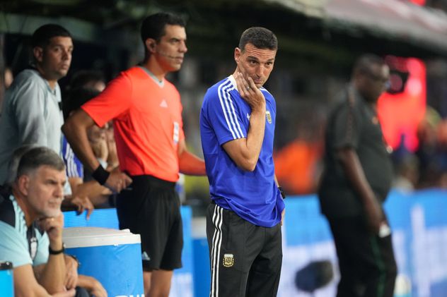 Scaloni, DT de Argentina, siguiendo de cerca lo que pasa con los rivales de la selección. 