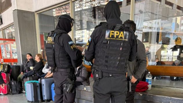 Controles antidrogas en la Terminal de Ómnibus de Córdoba.
