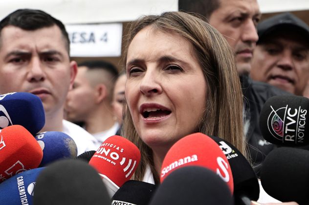 La candidata presidencial Paloma Valencia, del partido Centro Democrático, habla tras votar durante las elecciones presidenciales en Bogotá, Colombia, el domingo 31 de mayo de 2026. (Foto AP/Jose Vargas)