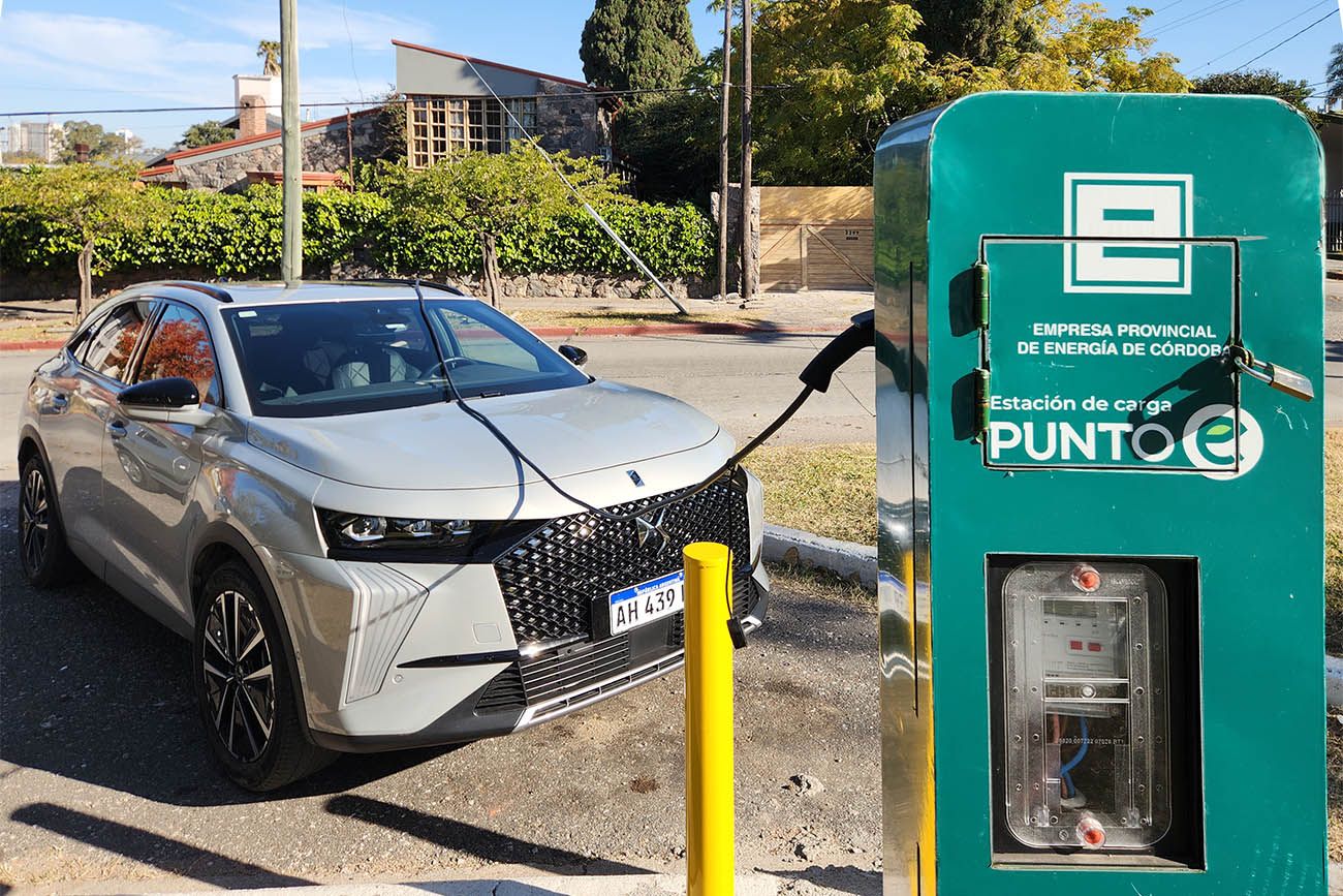 Por tramos urbanos, el DS 7 E-Tense puede recorrer entre 50 y 60 kilómetros en modo 100% eléctrico.