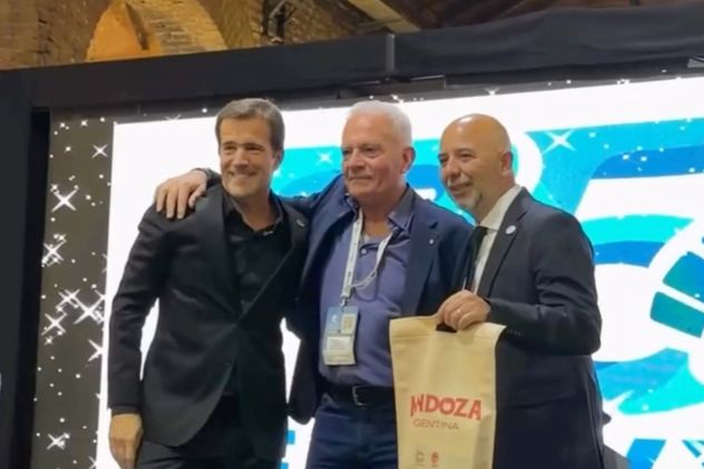 El empresario cordobés Gustavo Beggiato recibió una distinción especial por sus cuatro décadas de trayectoria ininterrumpida en el mercado de agencias de viajes.
