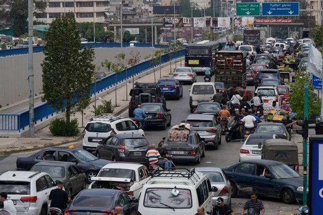 Autos atascados en el tráfico de una autopista mientras los residentes huyen tras la amenaza israelí de atacar Dahiyeh, un suburbio al sur de Beirut, Líbano, este 1 de junio de 2026.
