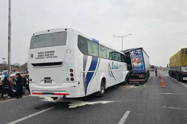 Un micro con 26 pasajeros chocó contra un camión en Buenos Aires: hay múltiples heridos