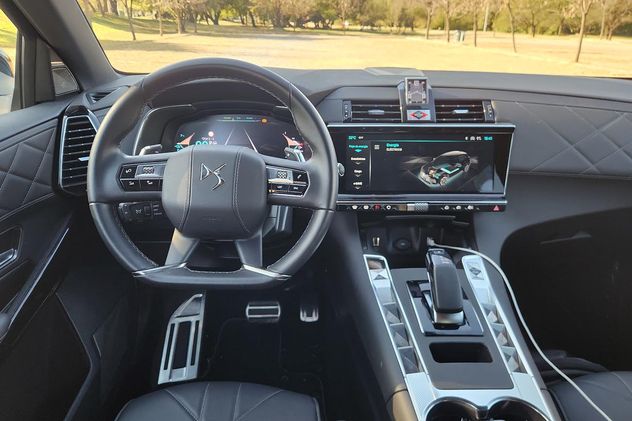Cuenta con el paquete DS Drive Assist, que habilita funciones de conducción semiautónoma. 