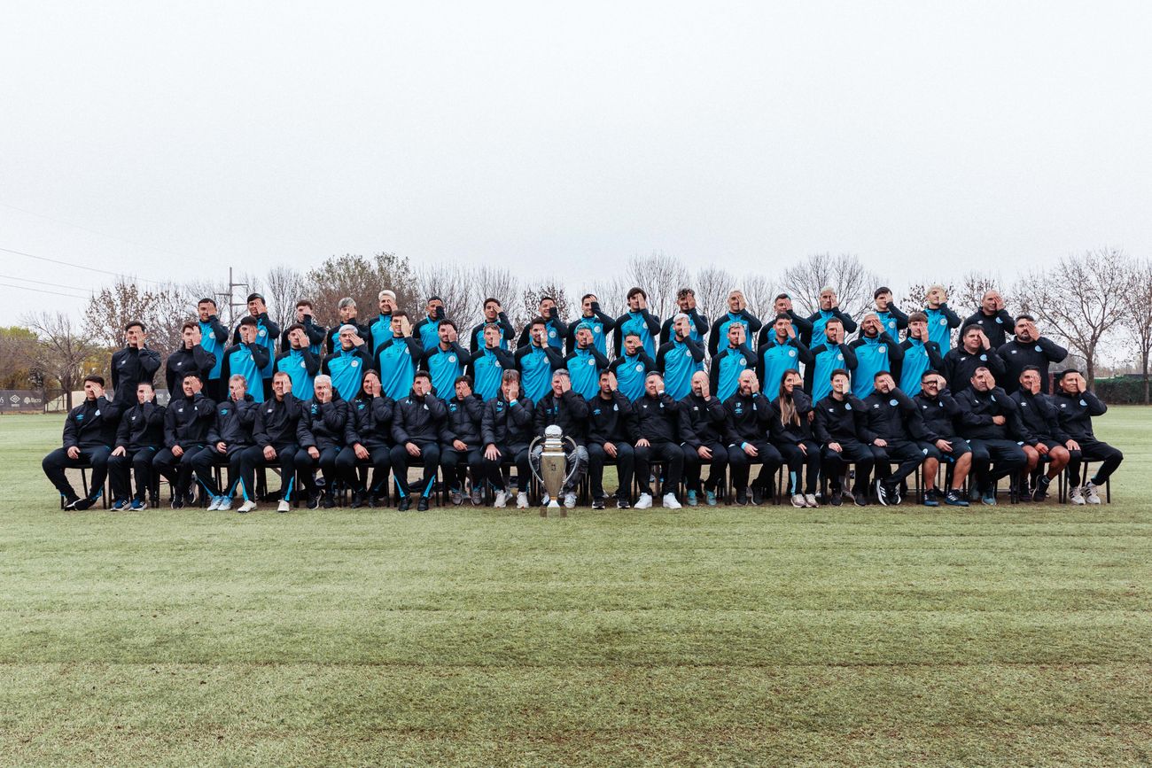 La foto del Belgrano todo. El plantel completo que se consagró campeón del Torneo Apertura. (Prensa Belgrano)