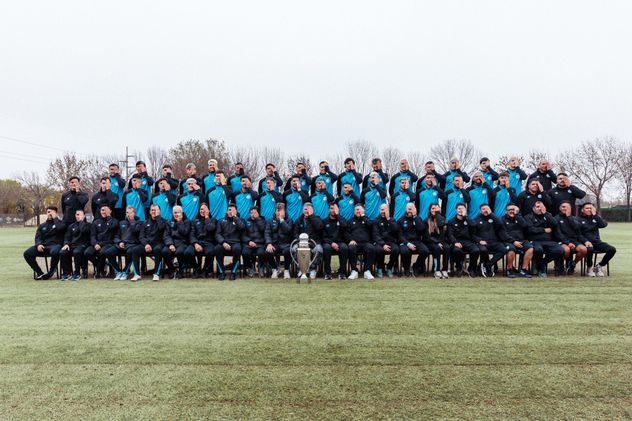 La foto del Belgrano todo. El plantel completo que se consagró campeón del Torneo Apertura. (Prensa Belgrano)