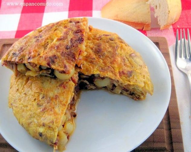 Cómo hacer tortilla de papa con morcilla y manzana: la receta tendencia.