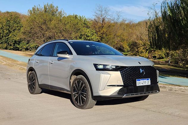 El DS7 es el modelo más vendido de la joven marca francesa de lujo perteneciente al gigante Stellantis. La variante de prueba está impulsada por un sistema híbrido enchufable.
