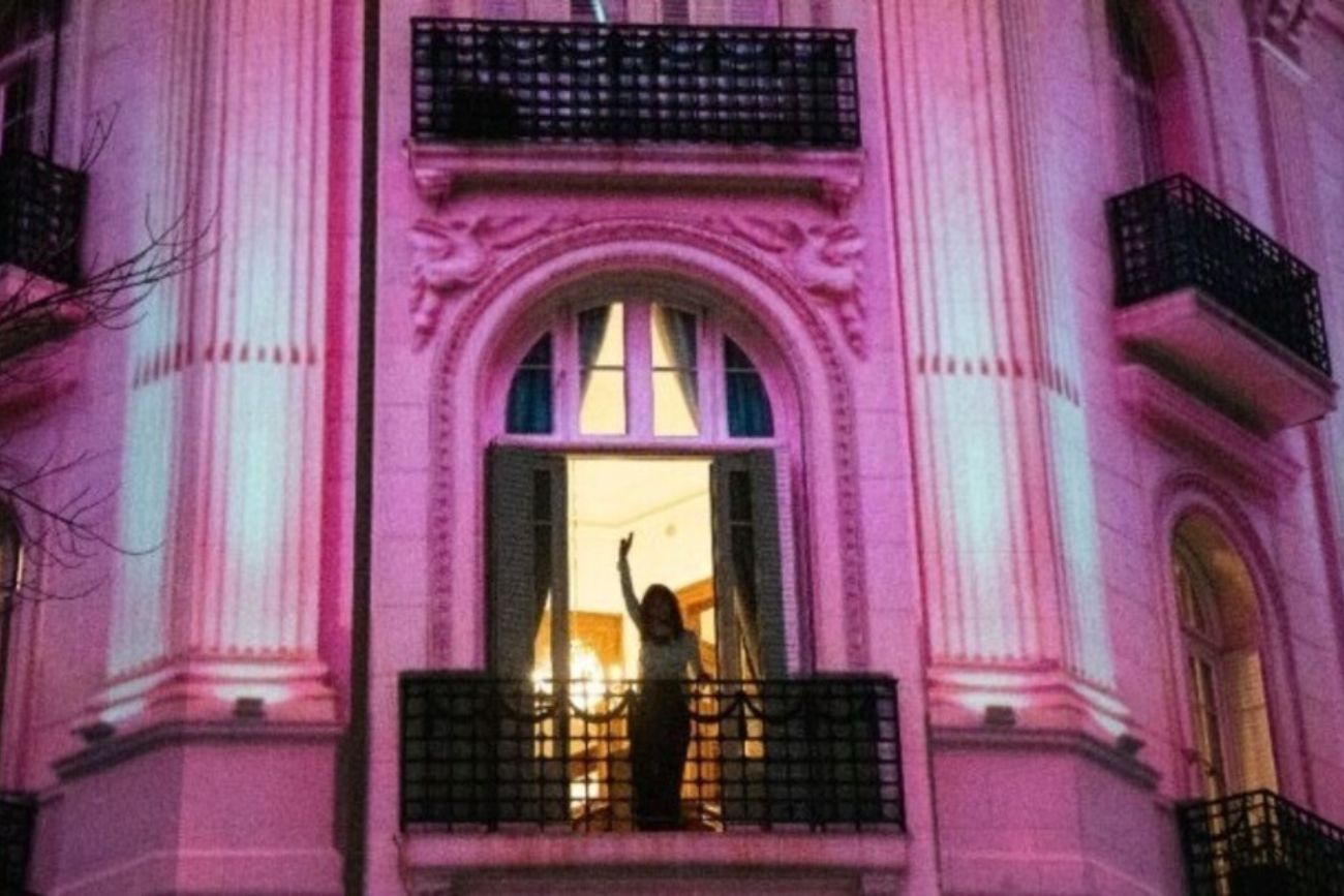Proyectaron la "Casa Rosada" en el edificio donde Kirchner cumple su arresto