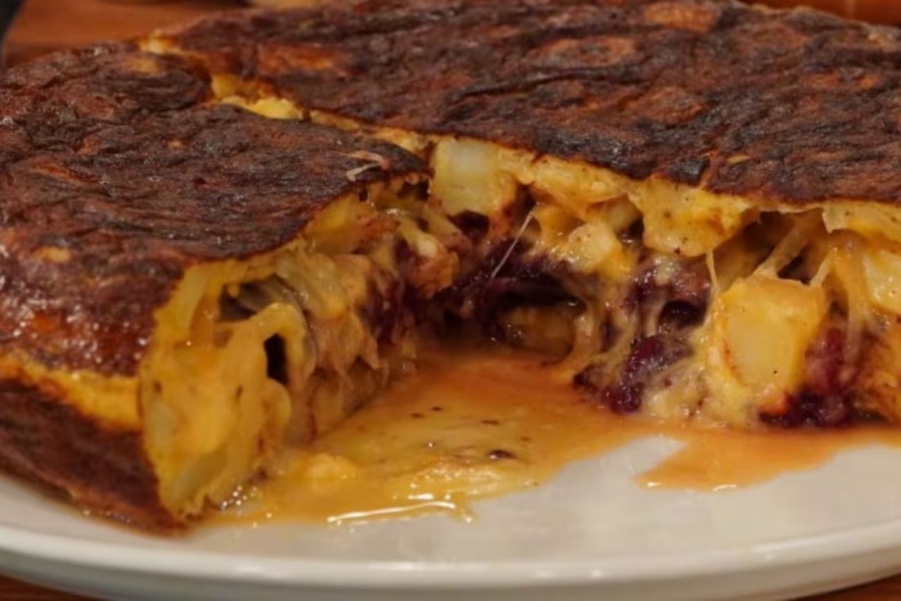 Cómo hacer tortilla de papa con morcilla y manzana: la receta tendencia.