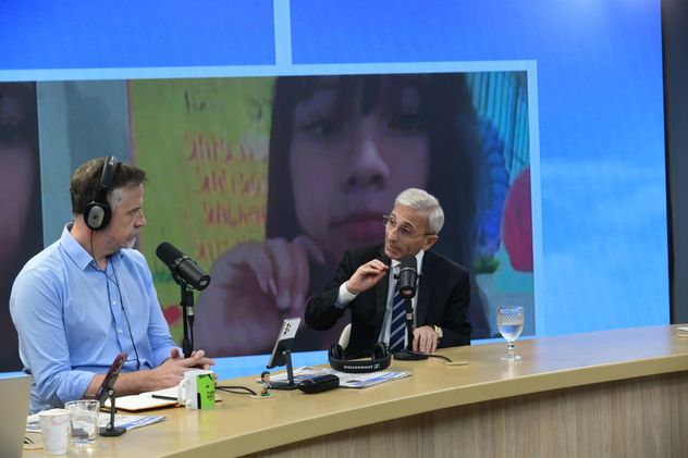 Los Abuelos de Agostina Vega junto a su abogado Nayi en La Voz en Vivo.