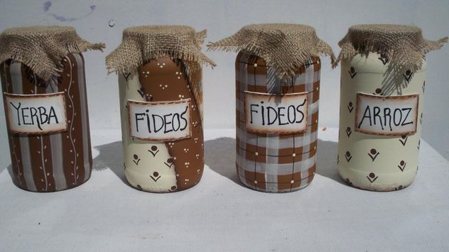 Con una limpieza adecuada y algunas etiquetas, los frascos de vidrio pueden transformarse en organizadores funcionales para la despensa y las alacenas.
