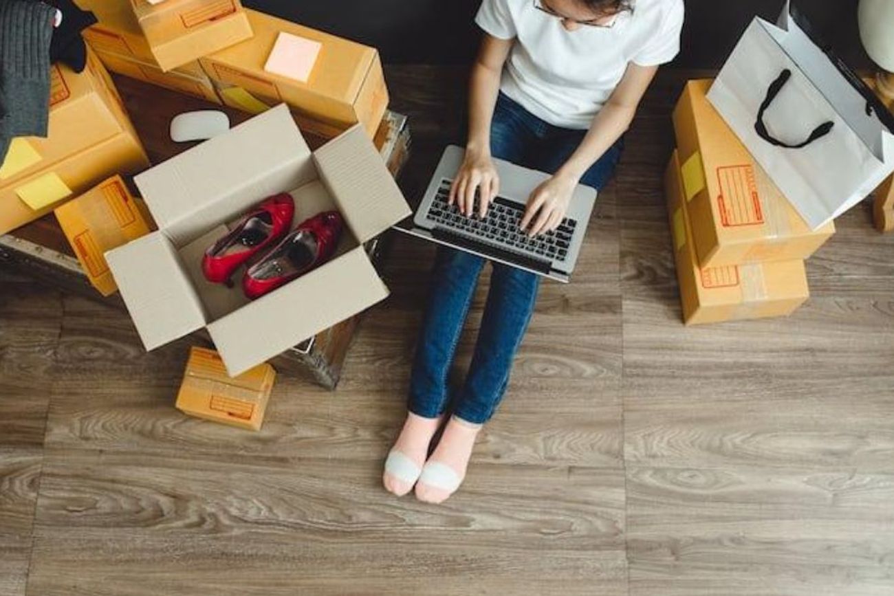 Comparar las medidas de una prenda propia con la tabla de talles del comercio es una de las estrategias más efectivas para acertar en una compra online.