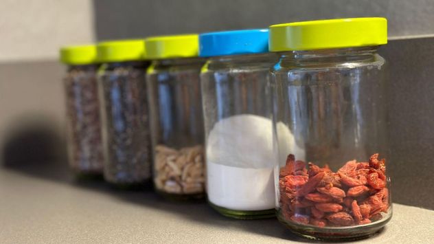 Con un poco de creatividad, los frascos de café pueden transformarse en organizadores, floreros y elementos decorativos para el hogar.