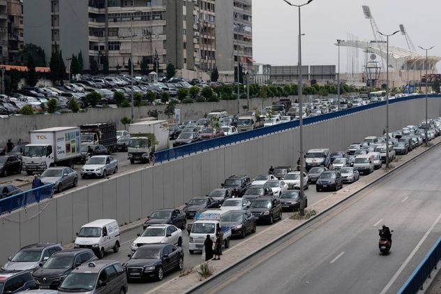 Autos atascados en el tráfico de una autopista mientras los residentes huyen tras la amenaza israelí de atacar Dahiyeh, un suburbio al sur de Beirut, Líbano, este 1 de junio de 2026.
