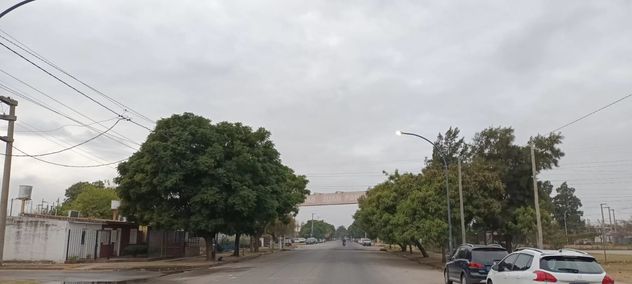 El ingreso al barrio, a pocos metros de allí se encuentra el colegio. (La Voz)