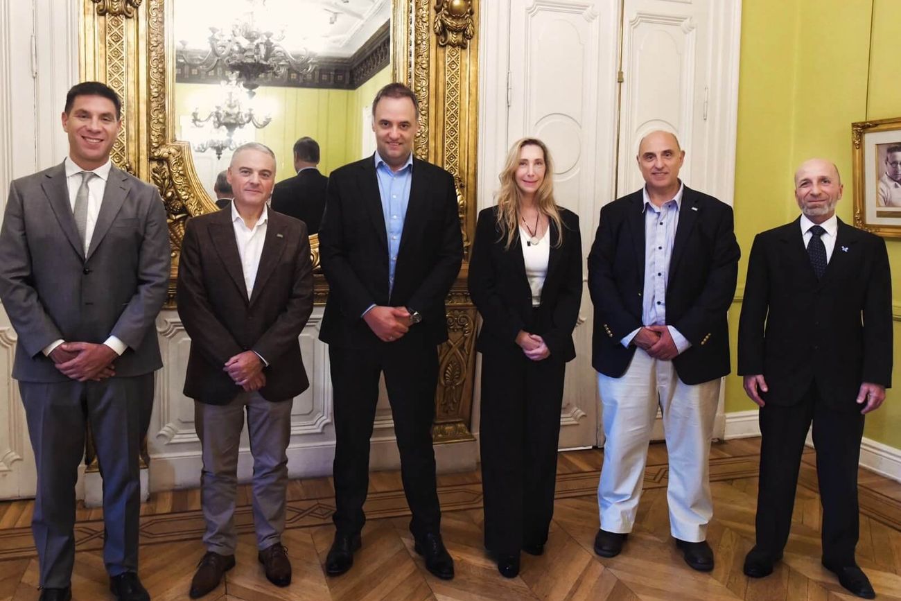 LA REUNIÓN. La secretaria general de la Presidencia, Karina Milei, y el jefe de Gabinete, Manuel Adorni, recibieron en la Casa Rosada a los directivos de AFA.