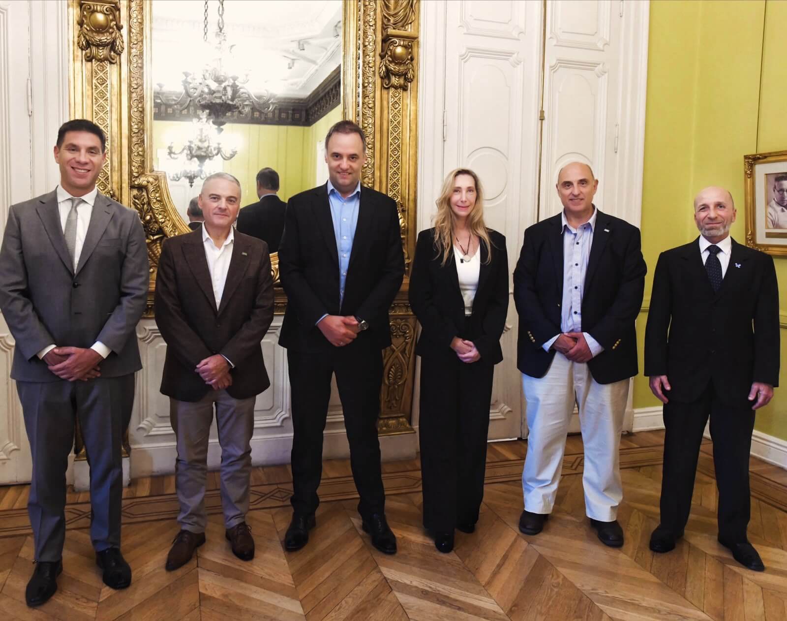 LA REUNIÓN. La secretaria general de la Presidencia, Karina Milei, y el jefe de Gabinete, Manuel Adorni, recibieron en la Casa Rosada a los directivos de AFA.