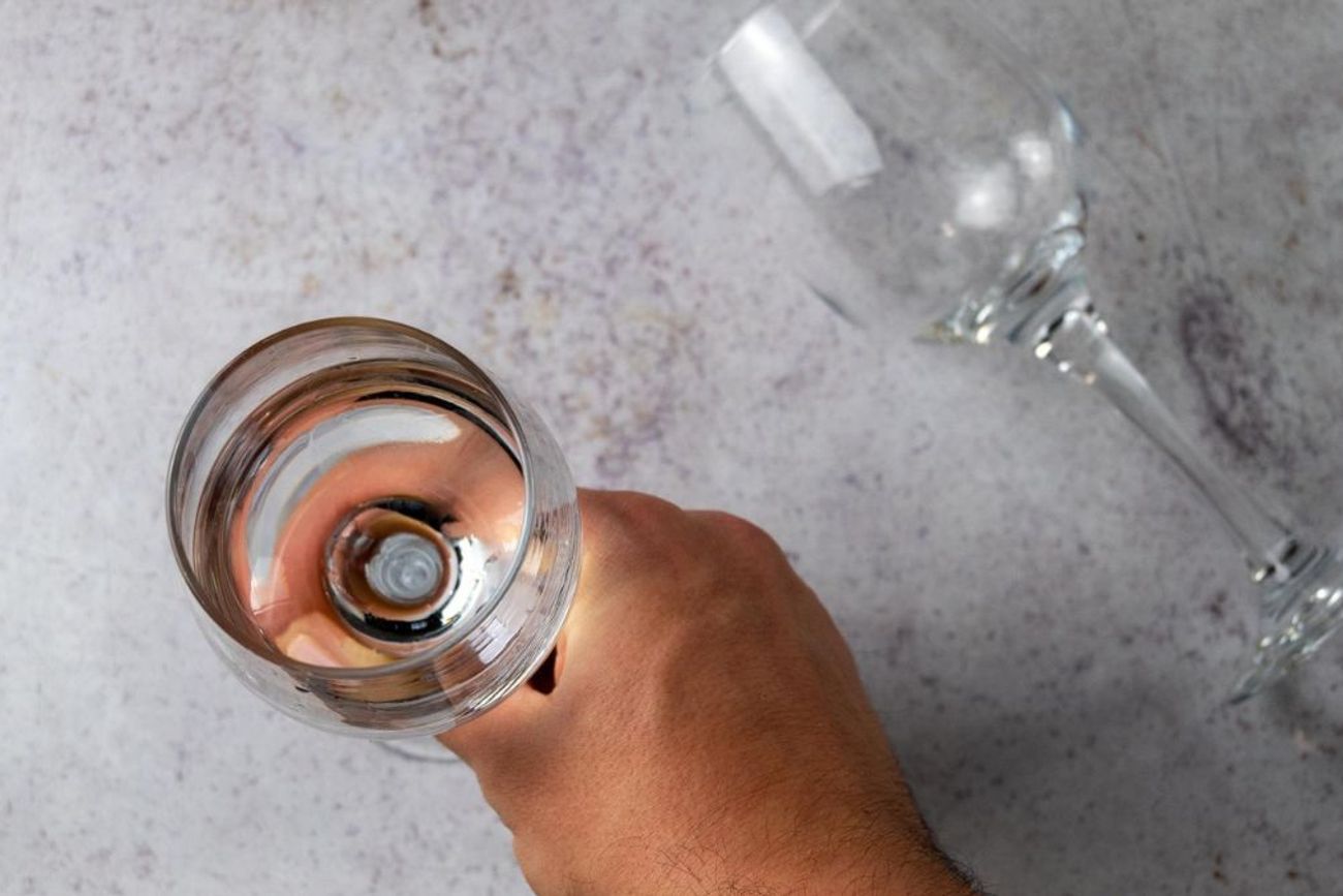 Dormir mejor, tener más energía y mejorar algunos indicadores de salud son algunos de los cambios que pueden aparecer tras un mes sin alcohol.