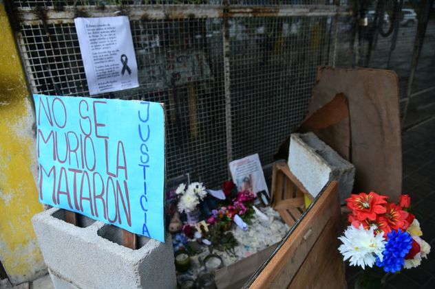 El cartel reza: "No se murió la mataron".