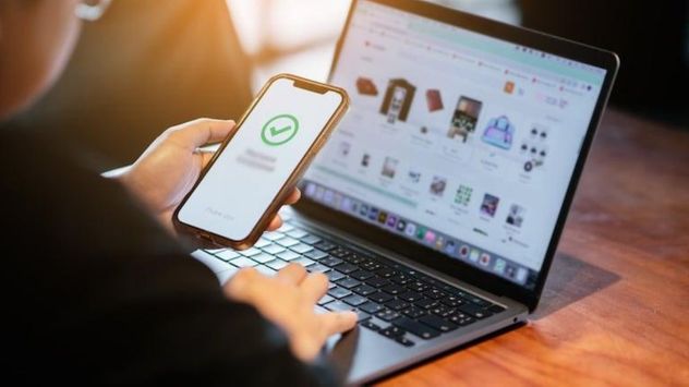 Comparar las medidas de una prenda propia con la tabla de talles del comercio es una de las estrategias más efectivas para acertar en una compra online.