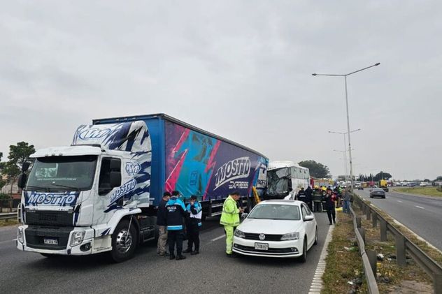 Un micro con 26 pasajeros chocó contra un camión en Buenos Aires: hay múltiples heridos