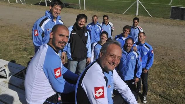 Belgrano 2013. Jorge Romero (nutricionista), Diego Bustos (secretario técnico), José Luna (médico), Adrián Bertachini (masajista), Oscar Díaz (utilero), Marcelo Misetich (entrenador de arqueros), Hernán Castex (PF), Hugo Colchi (utilero) y Abraham Rufail (vicepresidente).